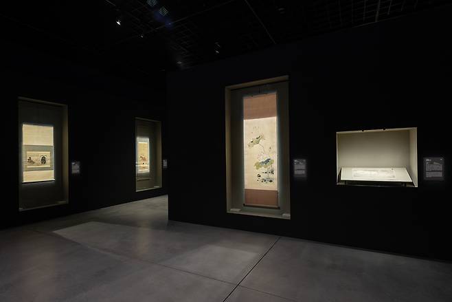 대구간송미술관에서 열리는 특별전 ‘화조미감’에 나란히 전시 중인 이인상의 ‘서지백련’(오른쪽)과 강세황의 ‘향원익청’(가운데). 대구간송미술관 제공