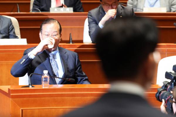 국민의힘 권영세 비상대책위원장이 지난달 9일 서울 여의도 국회에서 열린 의원총회에서 김문수 대선 후보의 ‘작심 발언’을 들으며 굳은 표정을 짓고 있다. 연합뉴스