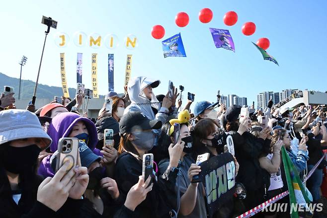 방탄소년단(BTS)의 지민과 정국이 제대하는 11일 오전 경기도 연천군 연천공설운동장에 아미(방탄소년단 팬덤명)가 준비한 응원 현수막이 하늘 높이 펄럭이고 있다.