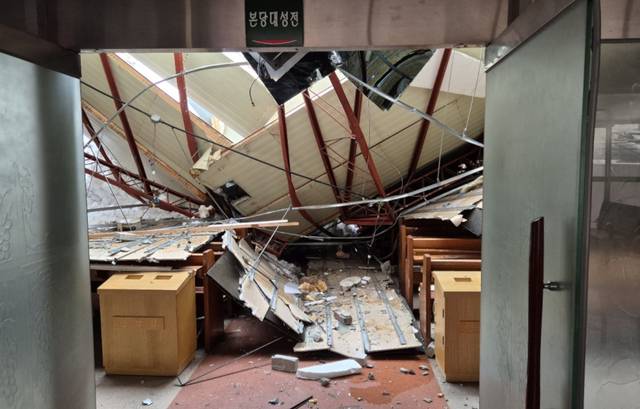 지난해 11월 수도권 폭설로 예배당 지붕이 무너졌던 당시의 모습. 오산평화교회 제공