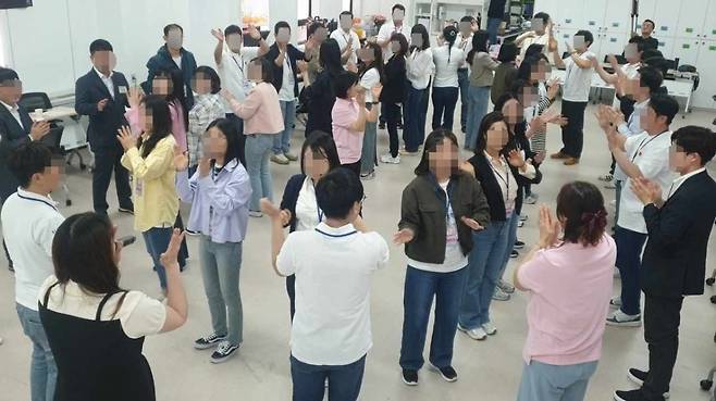 참가자들이 '다 함께 손뼉 찬양' 레크리에이션에 참여하고 있는 모습. 여의도순복음교회 제공
