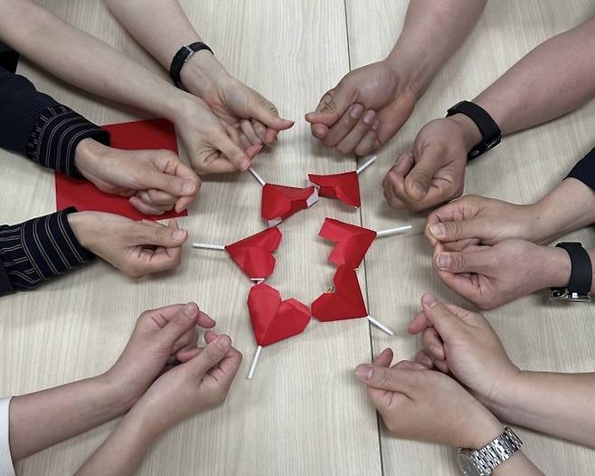 참가자들이 색종이와 막대사탕으로 '하트 사탕'을 만들고 기념사진을 촬영하고 있는 모습. 참가자들은 완성된 '하트 사탕'을 가장 마음에 드는 이성에게 전달했다. 여의도순복음교회 제공