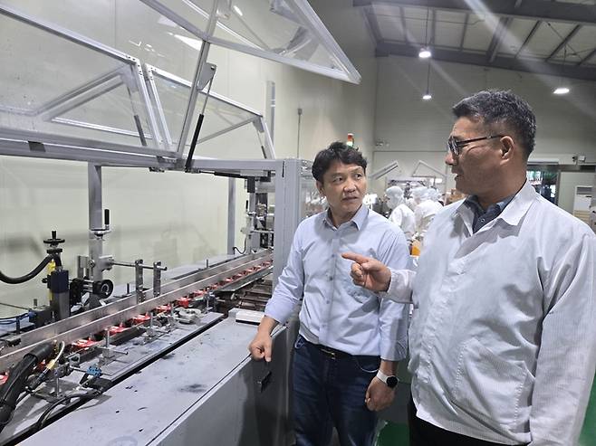 이정현 선영푸드 대표(오른쪽)와 김선엽 삼성전자 ESG&스마트공장지원센터 위원이 초코스틱과자 생산 공정을 살펴보고 있다. 삼성전자