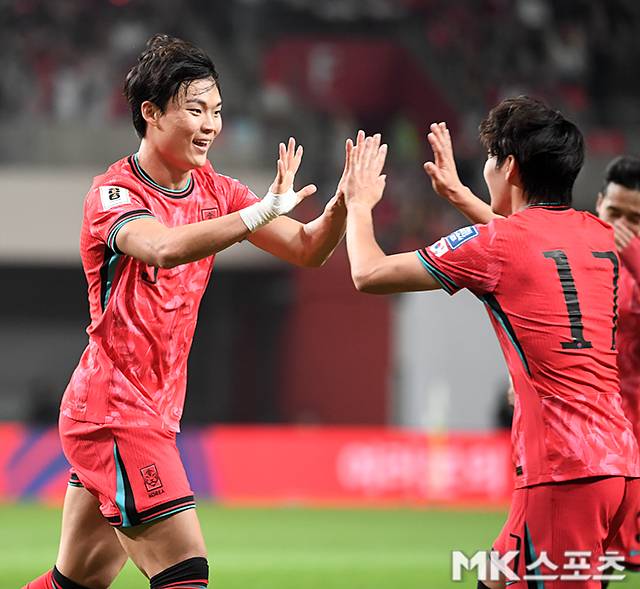 지금의 흐름이 큰 문제 없이 이어진다면 오현규 역시 월드컵으로 향할 수 있다. 그는 지난 2022 카타르월드컵에서 최종 엔트리에 합류하지 못했으나 예비 엔트리로 동행했다. 세월이 흐른 지금은 다르다. 주전 공격수 자리까지 위협하는 그다. 사진(상암 서울)=천정환 기자