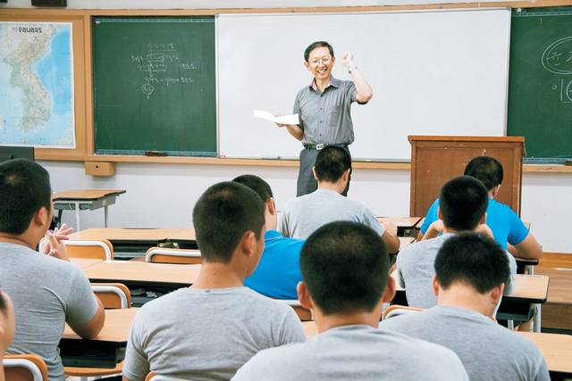 필자가 고봉고등학교(서울소년원)에서 소년들에게 문학 강의를 하는 모습.