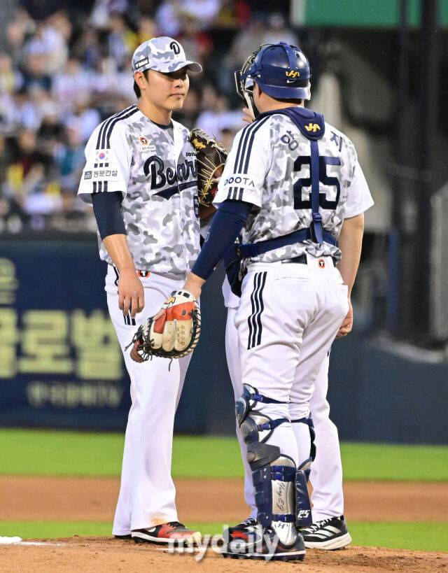 2025년 6월 5일 오후 서울 잠실구장에서 진행된 '2025 신한 SOL뱅크 KBO 리그' KIA 타이거즈와 두산 베어스의 경기. 두산 선발투수 최원준이 5회초 양의지 포수와 이야기를 나누고 있다./마이데일리