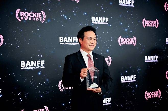 콘진원은 9일 페어몬트 밴프 스프링스 호텔에서 열린 록키 어워즈에서 한국을 대표하여 '명예의 나라' 특별 헌정 기념패를 수상했다. (사진=콘진원) *재판매 및 DB 금지