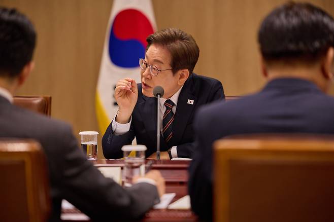 이재명 대통령이 6월 9일 서울 용산 대통령실 청사에서 열린 비상경제점검 2차 태스크포스(TF)회의를 하고 있다. 대통령실 제공