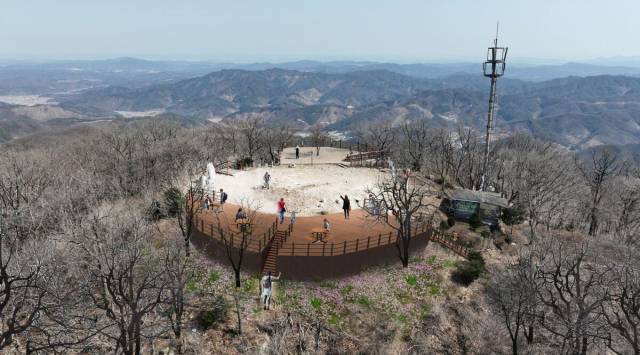 ▲아산시가 광덕산 정상에 설치하고 있는 전망대 조감도(앞쪽). 뒷편에 설치돼 있는 전망대는 천안시가 설치한 전망대다 ⓒ아산시