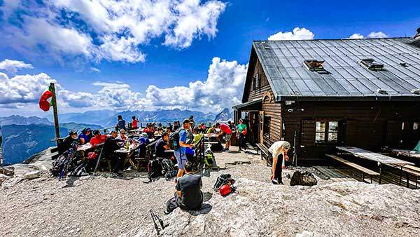 셀라산군에서 가장 높은 봉우리인 피츠보에 정상에 있는 카파나 피츠 파싸Rifugio Capanna Piz Fassa di Bernard Guido.