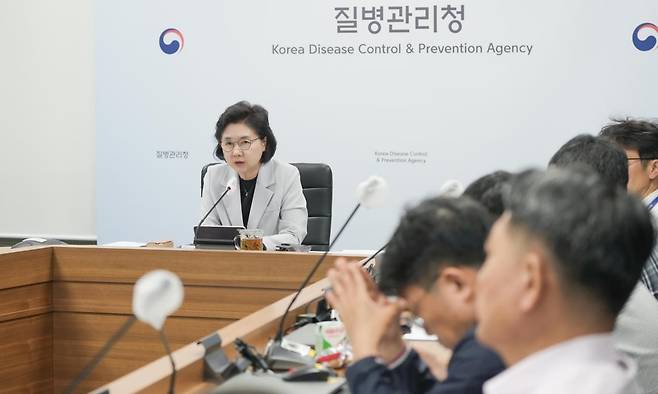 지영미 질병관리청장은 10일 질병청과 보건복지부, 교육부, 식품의약품안전처와 관련 전문가 등이 참여한 '호흡기감염병 관계부처 합동대책반 5차 회의'를 주재하며 발언하고 있다. 질병관리청 제공