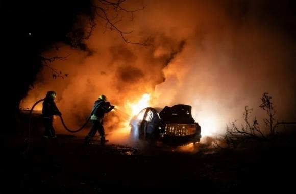 우크라이나 소방관들이 2025년 6월 5일 하르키우에서 드론 공격으로 파손된 차량의 화재를 진압하고 있다 . AFP 연합뉴스