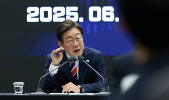 참석자 질문에 답하는 이재명 대통령 - 이재명 대통령이 11일 서울 영등포구 한국거래소에서 열린 주식시장 불공정거래 근절을 위한 현장 간담회에서 참석자 질문에 답하고 있다. 2025.06.11. 뉴시스