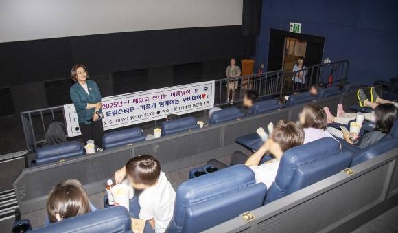 박희영 서울 용산구청장이 지난 10일 롯데시네마 용산점에서 드림스타트 아동 가족과 인사하고 있다. 용산구 제공