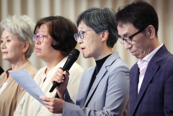 강희경 서울의대 소아과학교실 교수가 11일 오전 서울 중구 명동 YWCA에서 열린 ‘더나은 의료시스템을 함께 만들어 나가는 의료소비자-공급자 공동행동 기자간담회’에서 기자회견문을 낭독하고 있다. 뉴스1