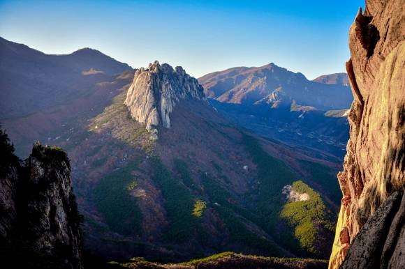 강원 설악산 달마봉에서 본 울산바위. 속초시 제공