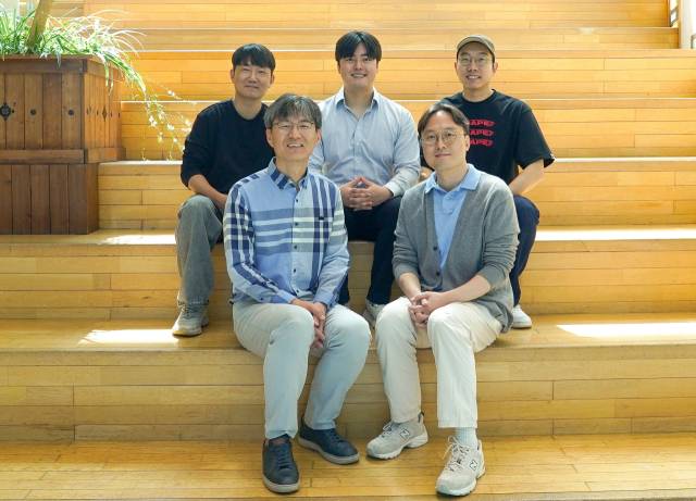 GIST AI융합학과 김경중(앞줄 왼쪽 시계반대 방향부터)·김승준 교수, 여도현·최윤호·성민우 학생. 사진 제공=GIST