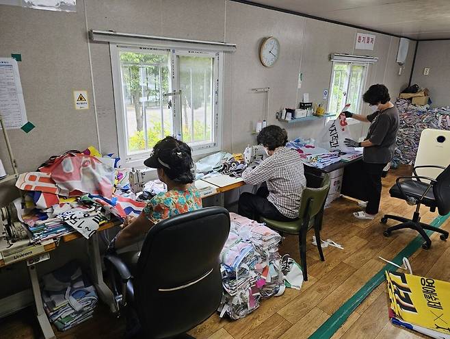 폐현수막 재활용 제품 생산 현장 ⓒ통영시