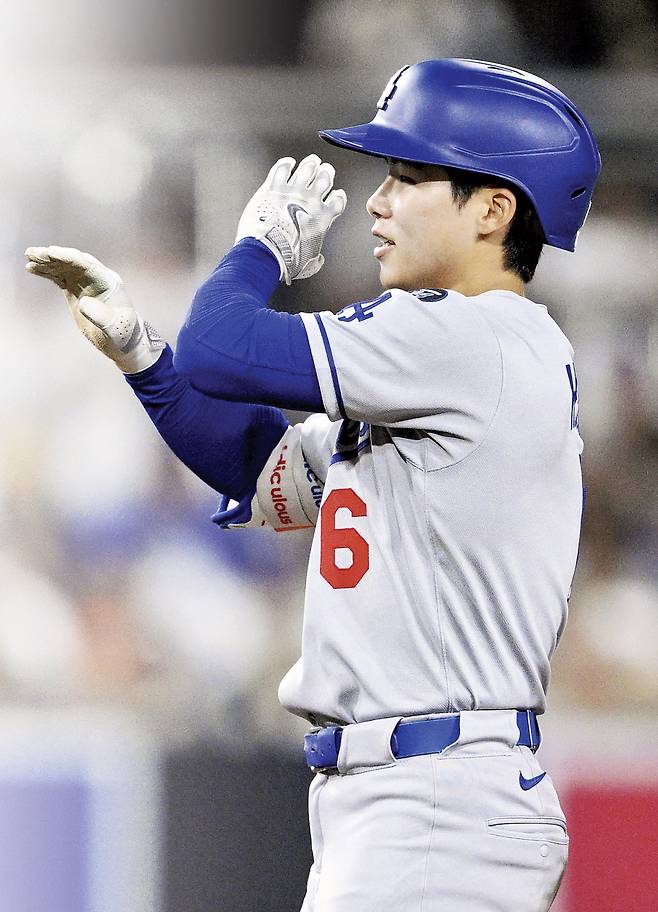 LA 다저스 김혜성이 10일 샌디에이고와의 경기에서 적시 2루타를 친 뒤 세리머니를 하고 있다. 샌디에이고 | AP연합뉴스