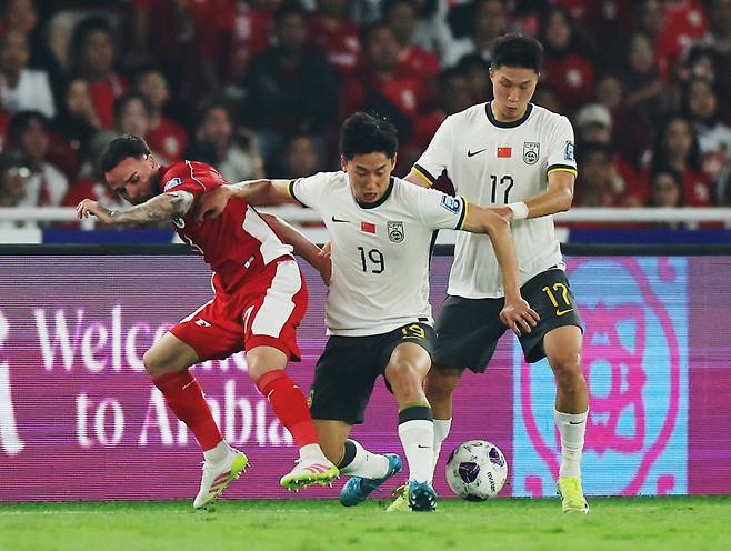 중국 축구 대표팀 선수들이 5일 인도네시아와의 월드컵 지역 3차 예선 원정 경기에서 볼을 다투고 있다. 로이터연합뉴스