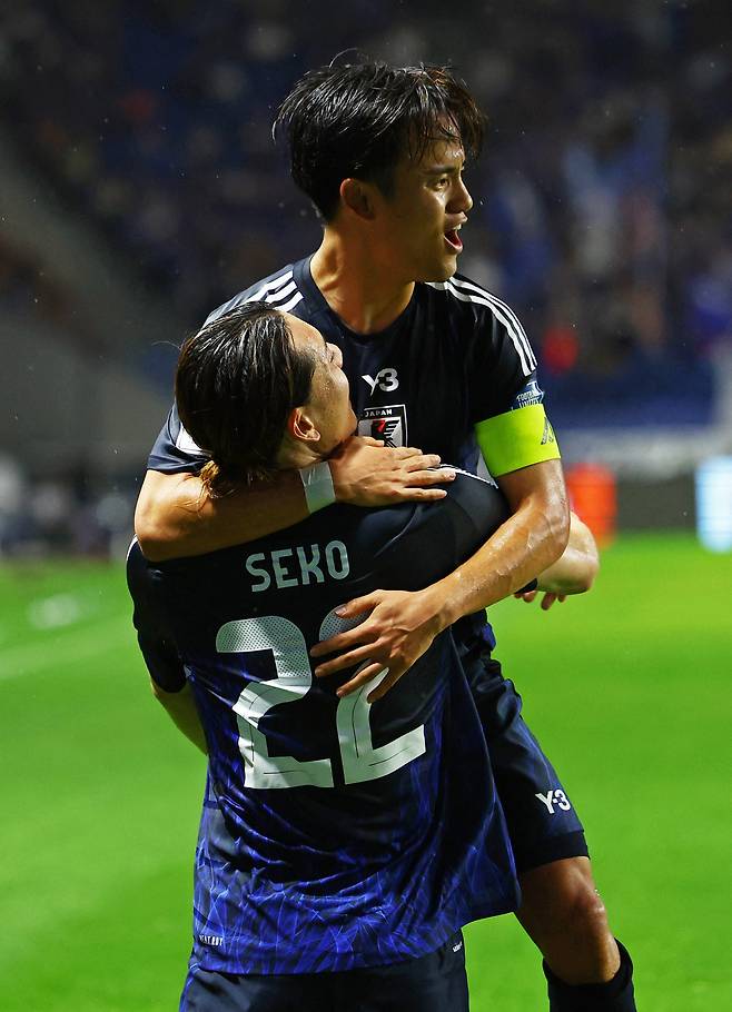 일본 구보가 10일 인도네시아전에서 골을 넣은 뒤 세코 아유무의 품에 안겨 기뻐하고 있다. 로이터연합뉴스