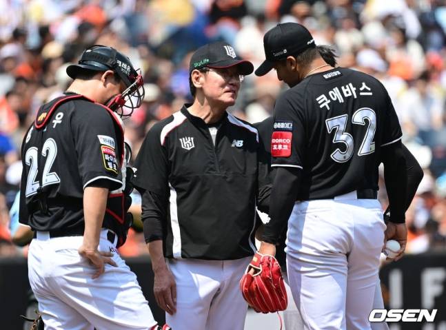마운드에서 대화를 하고 있는 이강철 감독(가운데)과 쿠에바스.