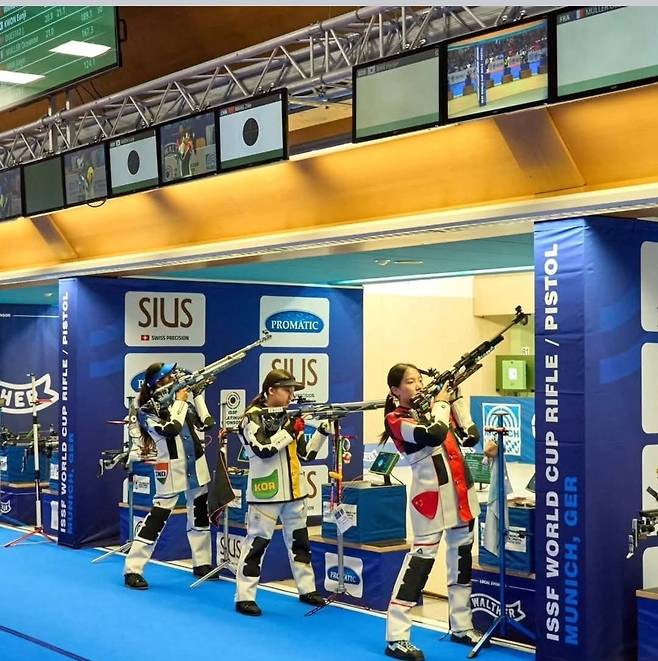 2025 국제사격연맹(ISSF) 월드컵사격대회 10m 공기소총에서 은메달을 획득한 권은지(가운데). /사진=대한사격연맹 제공