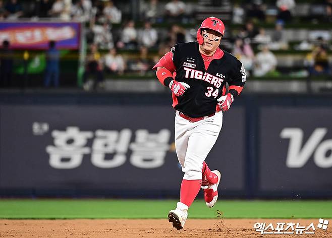 KIA 타이거즈 최형우가 올해 정규시즌 경기에서 홈런을 친 뒤 베이스를 돌고 있다. 엑스포츠뉴스 DB