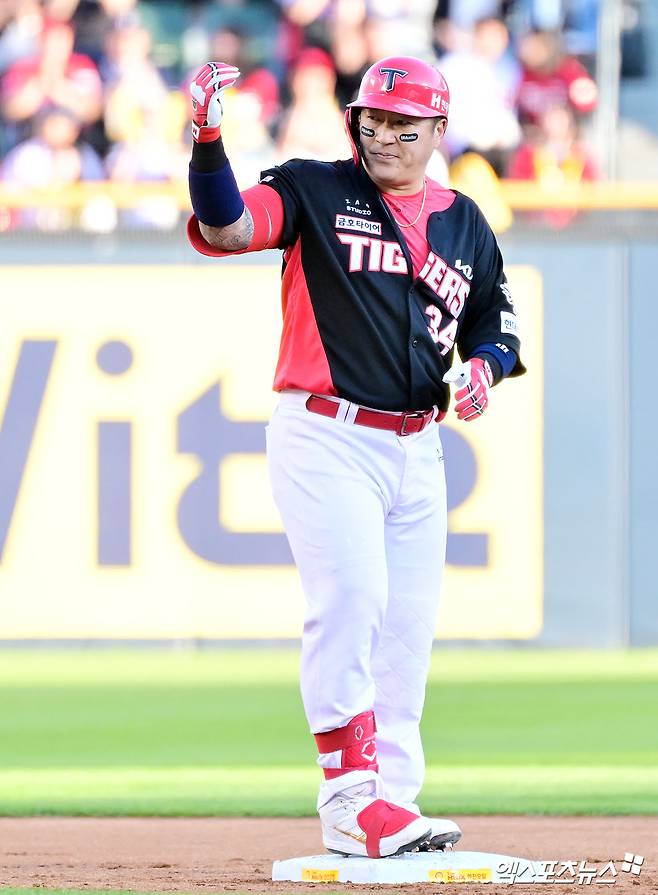 KIA 타이거즈 최형우가 올해 정규시즌 경기에서 적시타를 친 뒤 세리머니하고 있다. 엑스포츠뉴스 DB