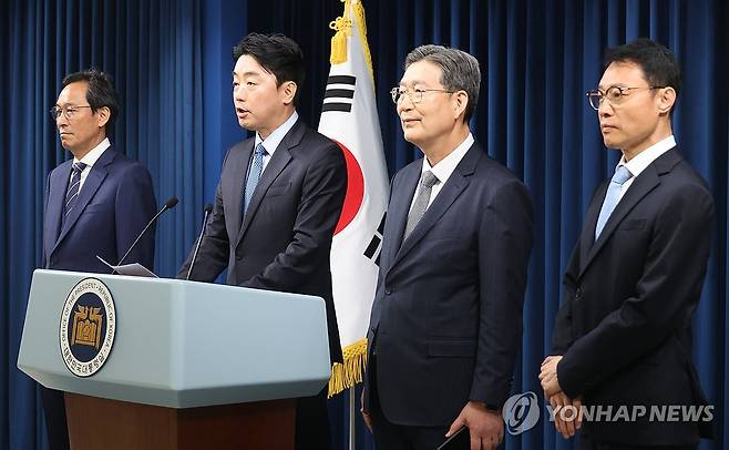 대통령실 정무·홍보·민정수석 인선 (서울=연합뉴스) 한상균 기자 = 강훈식 대통령 비서실장이 8일 용산 대통령실에서 정무,홍보,민정 수석 인선을 발표하고 있다.
왼쪽부터 우상호 정무수석, 강 비서실장, 오광수 민정수석, 이규연 홍보소통수석. 2025.6.8 xyz@yna.co.kr