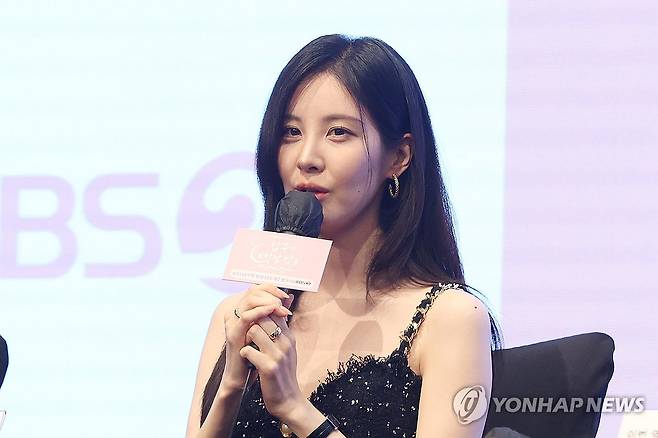 인사말하는 서현 (서울=연합뉴스) 강민지 기자 = 배우 서현이 11일 서울 구로구 더세인트웨딩에서 열린 KBS 2TV 새 수목드라마 '남주의 첫날밤을 가져버렸다' 제작발표회에서 인사말을 하고 있다. 2025.6.11 mjkang@yna.co.kr
