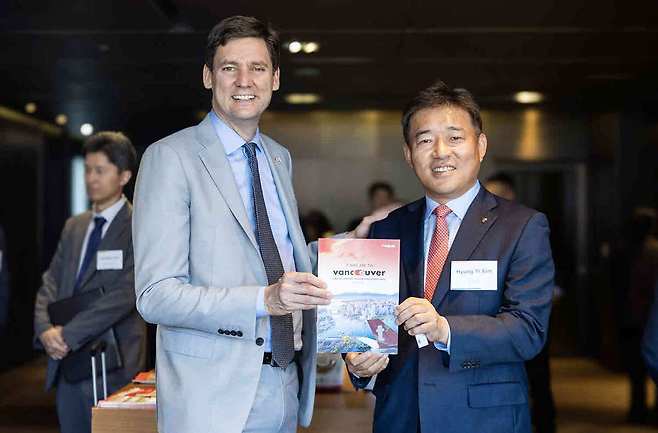 지난 9일 ‘B.C.주 비즈니스 네트워킹 오찬’에서 데이비드 이비 캐나다 브리티시 컬럼비아주 수상(왼쪽)과 김형이 티웨이항공 경영본부장이 행사 후 기념 사진을 촬영하고 있다. /티웨이항공 제공