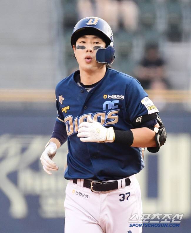 19일 잠실야구장에서 열린 두산과 NC의 경기. 3회 두산 최원준 상대 투런홈런을 날린 NC 박건우. 잠실=송정헌 기자songs@sportschosun.com/2024.06.19/