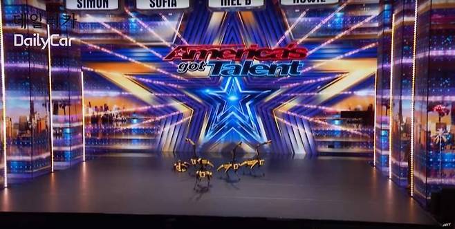 현대차 산하 보스턴다이나믹스에서 제작한 ‘스팟’이 미국 TV쇼 ‘아메리카 갓 탤런트’에서 노래에 맞춰 안무를 선보이고 있다. (이미지 출처: <America’s Got Talent> 유튜브 채널)