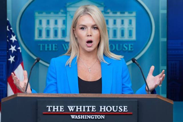 캐럴라인 레빗 미국 백악관 대변인이 11일 브리핑룸에서 취재진 질문에 답하고 있다. 워싱턴=AP 연합뉴스