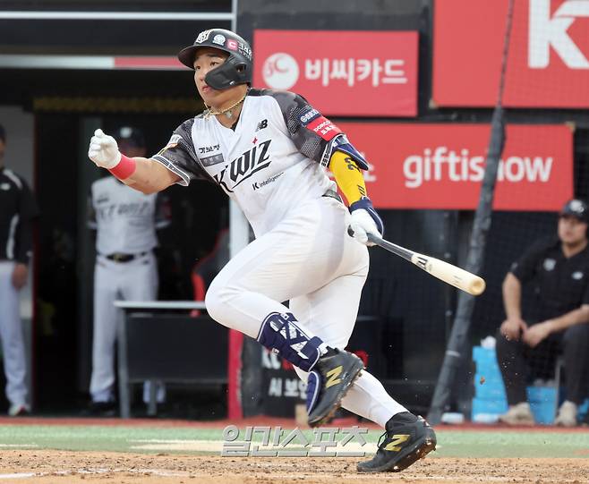 10일 오후 수원 KT위즈파크에서 열린 2025 프로야구 롯데와 KT 경기. KT 안현민이 3회 좌익수 왼쪽 2루타를 날리고 있다. 수원=정시종 기자 capa@edaily.co.kr /2025.06.10.
