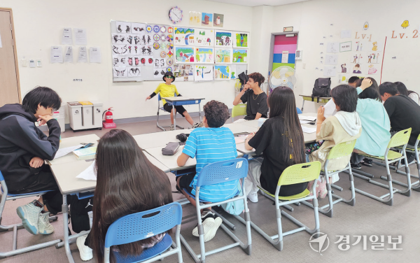 학교밖 유형 ‘안녕! 학교’ 학생들의 자기소개 시간. 박화선기자
