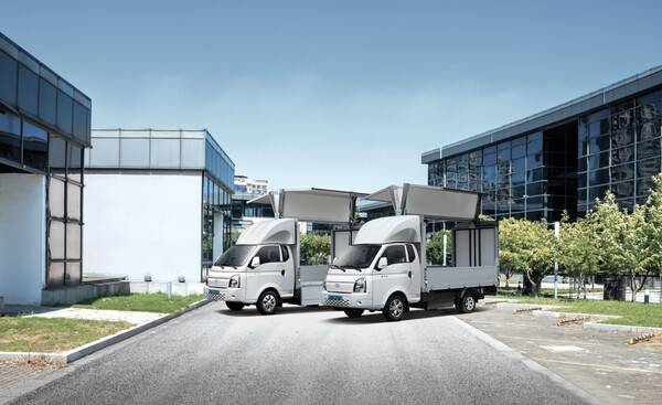 2025 포터 II 일렉트릭 윙바디 모델 사진 현대차