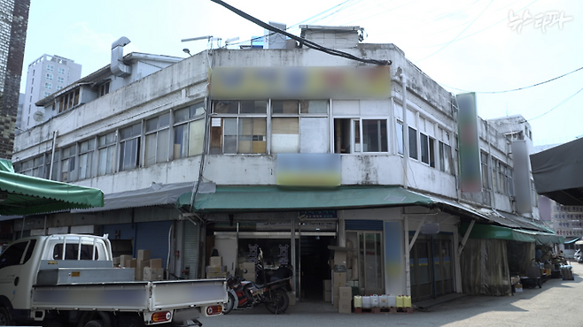 이한주 국정기획위원장의 배우자 박 모 씨가 대지와 상가 지분을 보유 중인 서울 영등포구 재개발 구역 내 건물의 모습. 재개발 계획에 따르면, 지상 49층 규모 주상복합 단지가 들어설 예정이다.