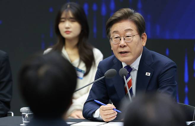 이재명 대통령이 11일 서울 영등포구 한국거래소에서 열린 주식시장 불공정거래 근절을 위한 현장 간담회에서 참석자 질문에 답하고 있다. 연합뉴스