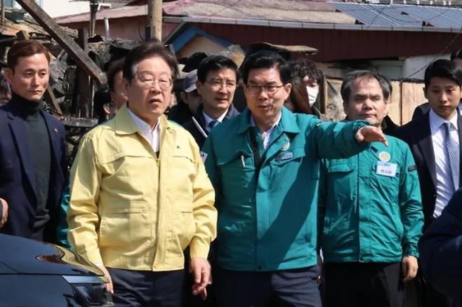 지난 3월 29일 경북 영덕군 산불현장에 동행한 민주당 의원을 비롯해 지방자치단체장 등 공무원들도 청록색 민방위복을 착용했지만, 이 대통령만은 노란색 민방위복을 입었다. 연합뉴스