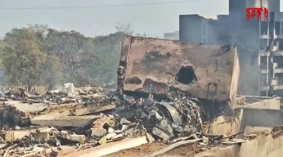 12일(현지시간) 인도 서부 구자라트주 아마다바드 소재 사르다르 발라브바이 파텔 국제공항에서는 승객 242명을 태운 인디아에어 보잉 787 드림라이너 기종 AI171편 여객기가 이륙 직후 추락하는 사고가 발생했다. 사진은 주택가에 추락한 사고 여객기 엔진 잔해. 2025.6.12 인도 PTI 통신 캡처