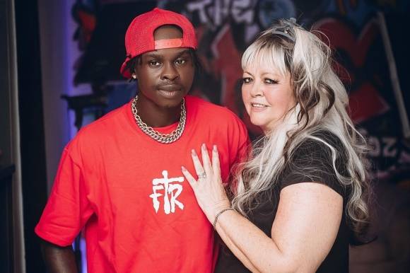 페이스북에서 알게 된 후 국경과 43세라는 나이 차이를 넘어 결혼한 25세 나이지리아 남성 에이블랙과 68세 미국 여성 케이. 에이블랙 인스타그램 캡처