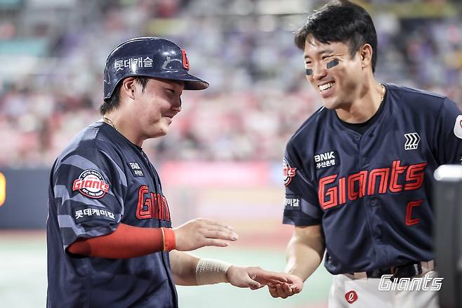 7회 결승타를 치고 기뻐하는 롯데 정보근과 전준우. 롯데 자이언츠 제공