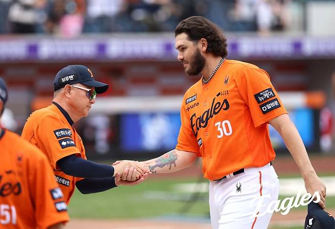 ▲ 김경문 감독 코디 폰세 ⓒ한화 이글스