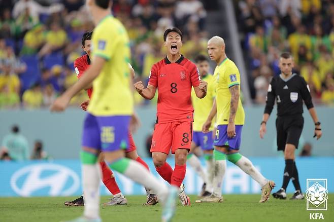 축구 국가대표팀 미드필더 백승호가 지난 2022년 12월 카타르 도하에서 열린 브라질과의 2022 국제축구연맹(FIFA) 카타르 월드컵 16강에서 골을 터뜨린 뒤 포효하고 있다. /사진=대한축구협회 제공