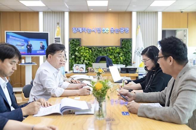 ▲ 박승원 광명시장이 12일 시장실에서 열린 '민생안정지원금 효과분석 연구용역' 착수보고회에서 발언하고 있다./사진제공=광명시