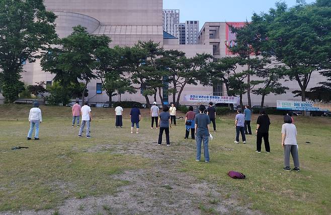 과천시가 운영 중인 '야간 야외 운동교실'이 시민광장과 모두모여놀이섬 인근에서 진행되고 있다.사진=과천시