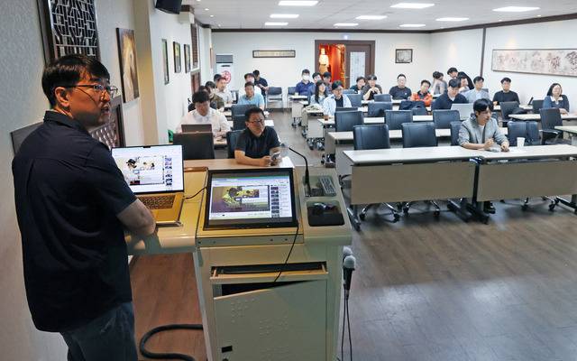 13일 전북일보사 2층 화하관에서 열린 '디지털 미디어 실무 역량 강화 연수 교육'에서 한준수 전주기전대 SNS영상디자인과 교수가 '유튜브 콘텐츠 제작 및 운영 전략'을 주제로 강연하고 있다. 조현욱 기자