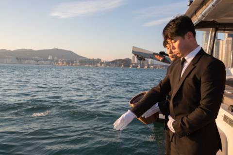 오륙도, 이기대, 광안대교, 해운대, 달맞이언덕, 청사포가 다 보이는 지점에서 산골하고 있다. ‘바다로 해양장’ 제공